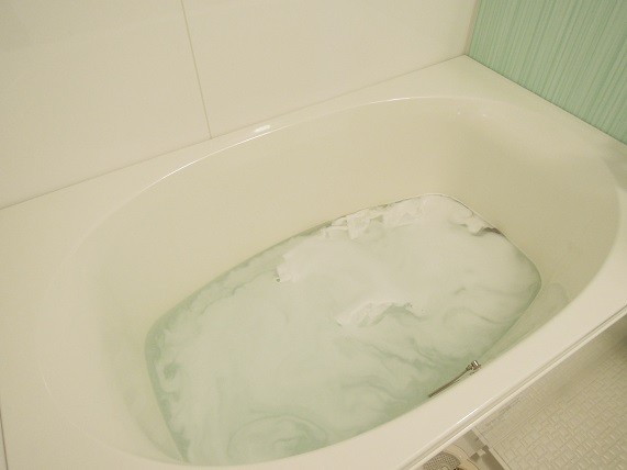 酸素系漂白剤を使った風呂釜掃除と同時に行う白いシャツの漂白 スッキリと暮らしたい