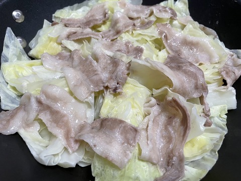 本日の夕食　キャベツと豚肉の蒸し焼き