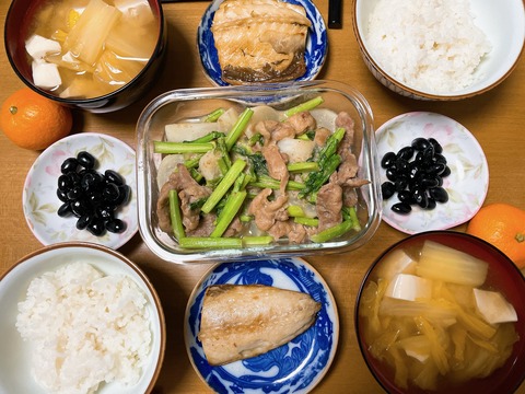 本日の夕食　鯖の塩焼き＆カブと豚肉の味噌炒め