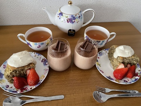 本日のおやつ　チョコのババロアと紅茶シフォンケーキ🧁