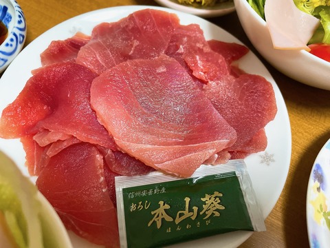 本日の夕食メニュー　まぐろのお刺身と煮物