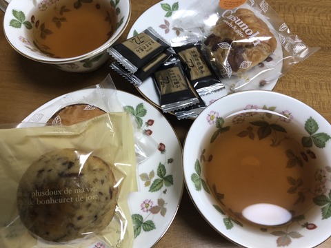 本日のおやつ　洋菓子と紅茶