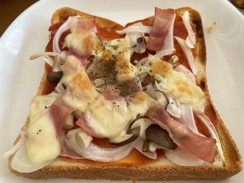 本日の朝食　ピザトースト