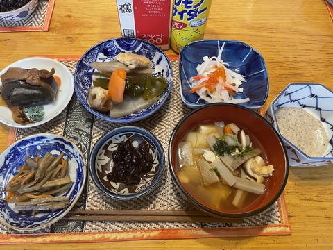 本日の昼食　おせち