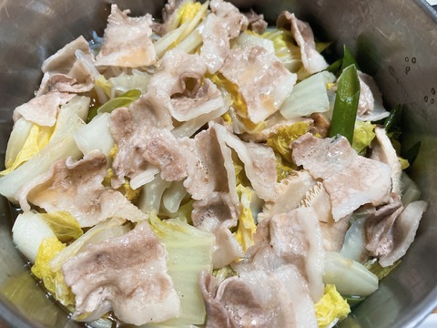 本日の夕食　白菜と豚バラ肉の鍋