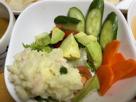 本日の夕食　ナン＆カレー＆ポテトサラダ