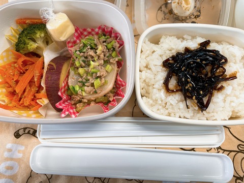 本日のお弁当　カブと豚ひき肉の味噌炒め