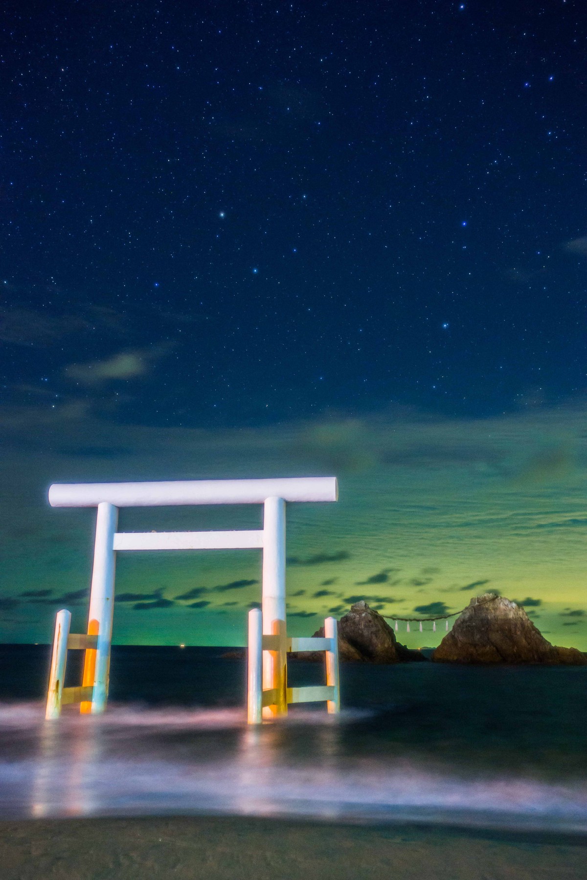 星空の長時間露光写真　二見ヶ浦の鳥居 糸島・二見ヶ浦の鳥居と北斗七星 - スター・リフレクションズ
