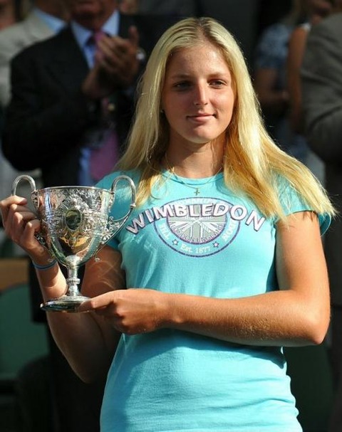 Kristyna Pliskova showcases her 2010 Wimbledon trophy