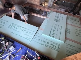 大引・床下断熱材