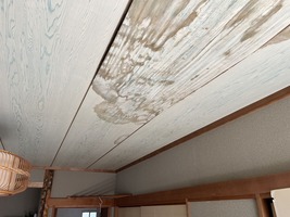 雨漏り跡