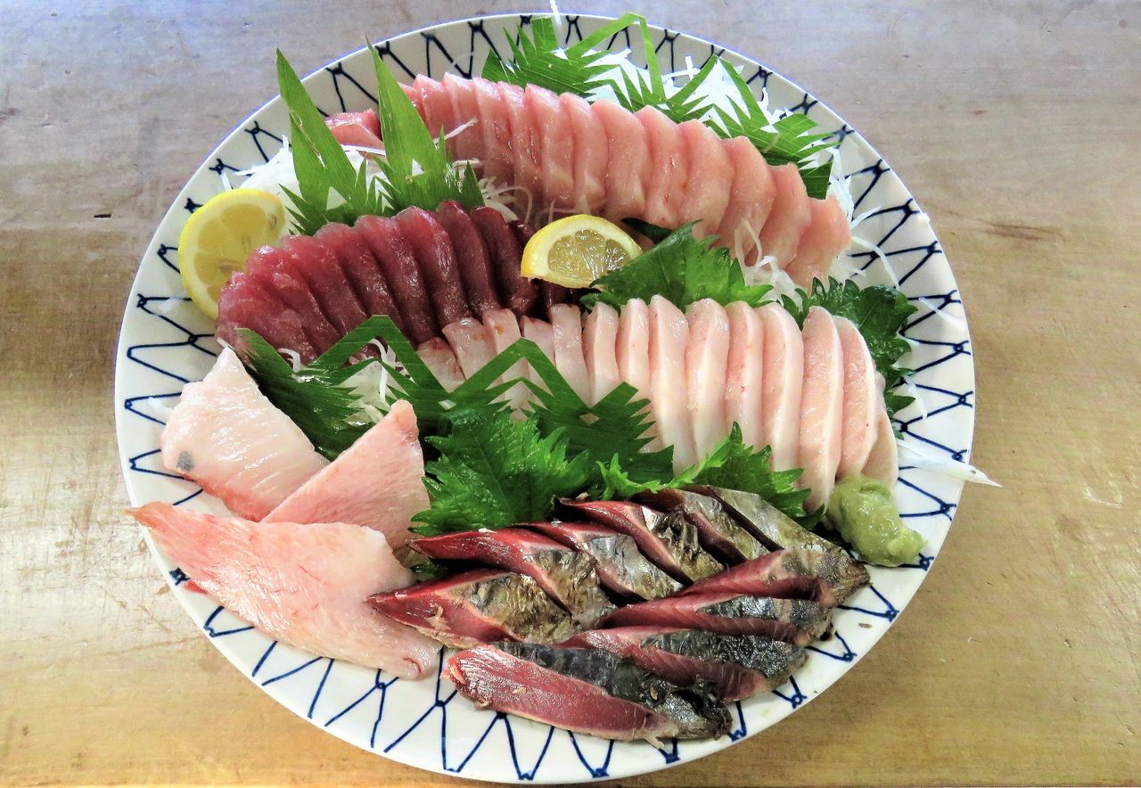 見たことのないほどに脂ののったビンナガマグロの刺身 土佐料理 旬の鰹がゆく 見たことのないほどに脂ののったビンナガマグロの刺身 土佐料理 旬の鰹がゆく