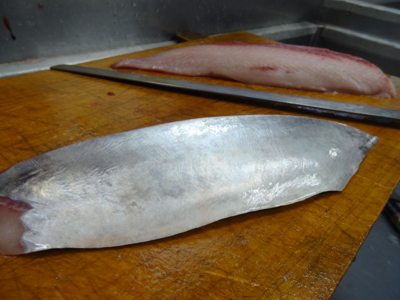 ハガツオの刺身とタタキ 土佐料理 旬の鰹がゆく