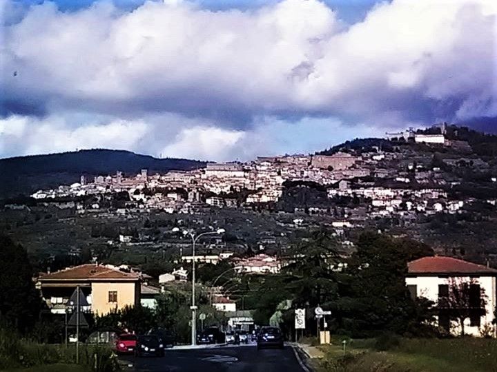コルトーナは 坂と階段の町 イタリア トスカーナ専門コーディネイターのトスカーナ田舎暮らし