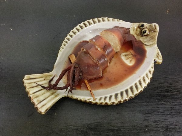 夕食の イトヨリ その塩焼き お造り魚の チビキ チカメキントキ イカプランの イカ飯 である 椿道旅館だより