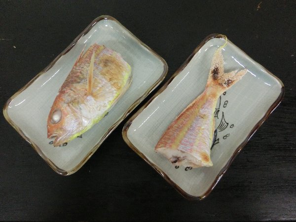 夕食の イトヨリ その塩焼き お造り魚の チビキ チカメキントキ イカプランの イカ飯 である 椿道旅館だより