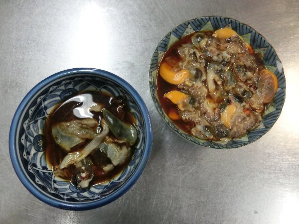 玄関階段の アマリリス 夕食の 燻製アラカルト 水アワビ用の 黒鮑 貝の珍味 桧扇貝とアワビの内臓の煮物 同酢醤油 である 椿道旅館だより