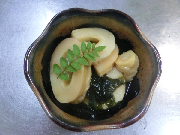 玄関ホール 生花 昼餉の ｈちゃんと冷麺と八重桜 夕食の 水アワビ 若竹煮 珍味 アワビの内臓とヒモと酢醤油 である 椿道旅館だより
