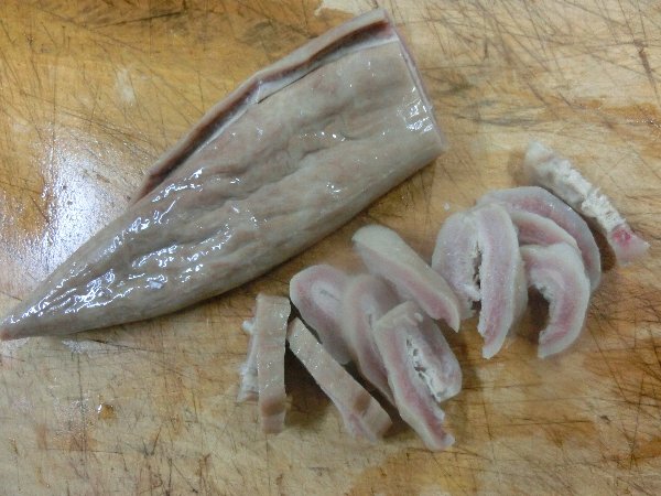 引っ張り起こしロープ固定した 琉球寒緋桜 昨日の マグロの胃袋料理二品他一汁四菜 である 椿道旅館だより