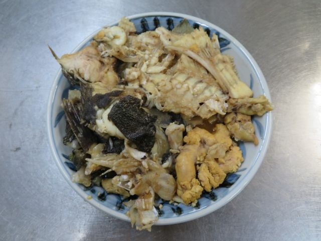 河津桜の下草 スノーフレークと貝母 昨日の夕餉 一汁三菜 長芋造り イカナゴ他 寒ビラメのアラと煮物 朝餉の アスパラベーコン チビイチゴのヨーグルト である 椿道旅館だより