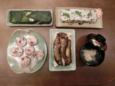 夕餉の 桜 鱸 スズキ 寿司 竹の子 ワラビ寿司 甘露煮鮎寿司 ワサビ葉すし 寿司4種と鱸 ウドの澄まし汁 である 椿道旅館だより 夕餉の 桜 鱸 スズキ 寿司 竹の子 ワラビ寿司 甘露煮鮎寿司 ワサビ葉すし 寿司4種と鱸 ウドの澄まし汁 である 椿道旅館だより