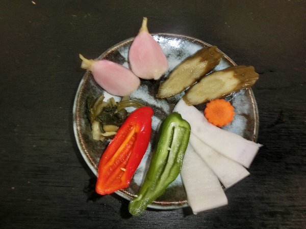 連泊さんの 朝食一汁五菜 赤水菜のからし和え ヌカ漬け 豆腐と柿の木茸の味噌汁 夕食の アオリイカエンペラの糸造り である 椿道旅館だより