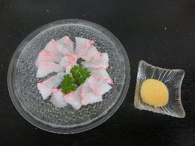釣って来た 三の字ハゲ と 洗い 酢味噌添え 青ベラ 赤ベラ と 南蛮漬け である 椿道旅館だより 釣って来た 三の字ハゲ と 洗い 酢味噌添え 青ベラ 赤ベラ と 南蛮漬け である 椿道旅館だより