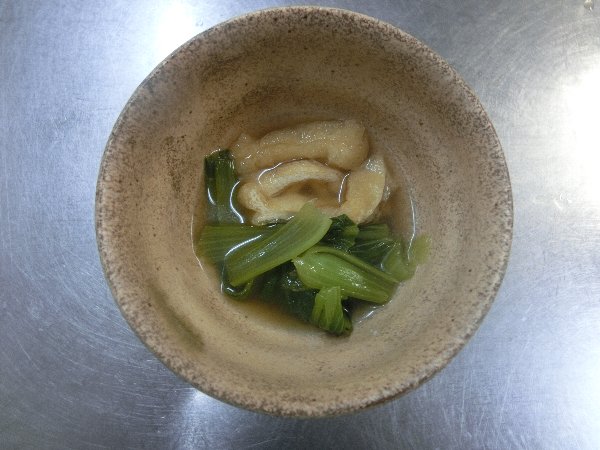 昨日泊って下さった お客様ご一家とインコ 昨日の夕食 金目鯛の煮物 隼人瓜と赤イカの酢の物 朝食の チンゲン菜と油揚げの煮物 である 椿道旅館だより