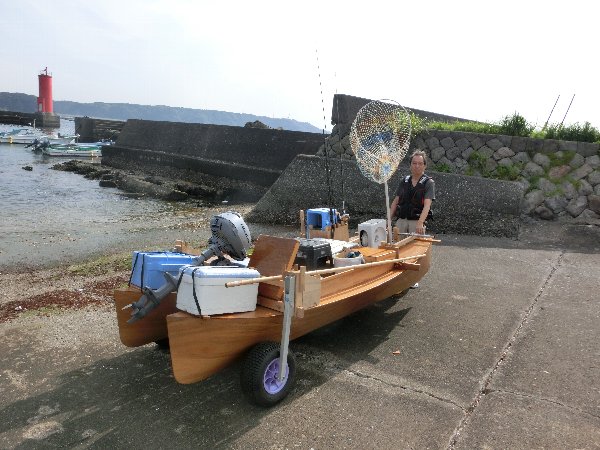 谷空木 たにうつぎ お客様の手作りカタマラン 軽トラック輸送 船揚げ場 進水 車輪揚げ 出港 風景である 椿道旅館だより 谷空木 たにうつぎ お客様の手作りカタマラン 軽トラック輸送 船揚げ場 進水 車輪揚げ 出港 風景である 椿道旅館だより
