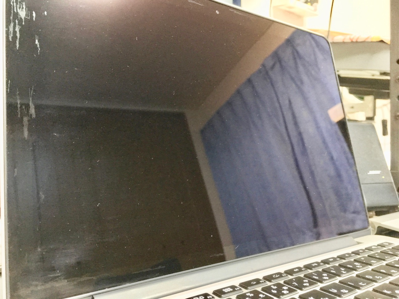 Apple MacBook シルバー コーティング剥がれあり MacBookProコーティング剥がれ、たった4日間で修理が終わった