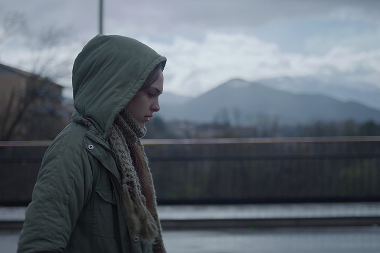 スイミングプールの少女