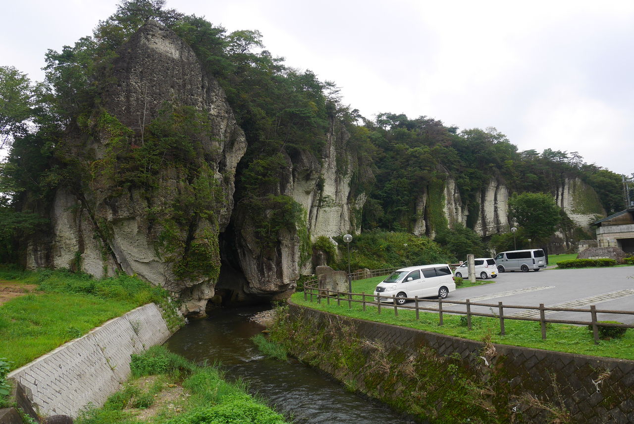 大谷の奇岩群と御止山 あの空に背伸びして