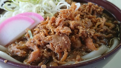 小倉駅ホームうどんかしわアップ