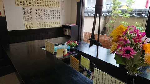 信長うどん店内テーブル