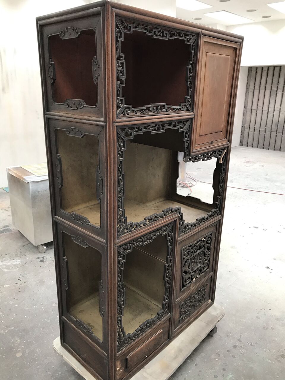 中国アンティーク家具】飾り棚の塗り直し : ニシザキ工芸(株)塗装部