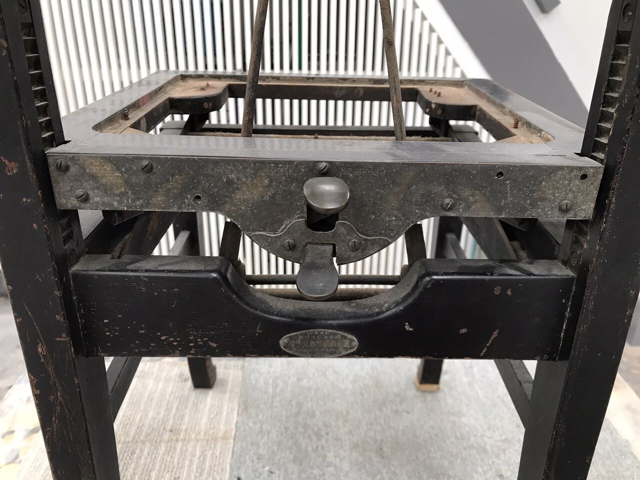 思い出のピアノ椅子の塗り直し Part3 : ニシザキ工芸(株)塗装部 工房日誌 2