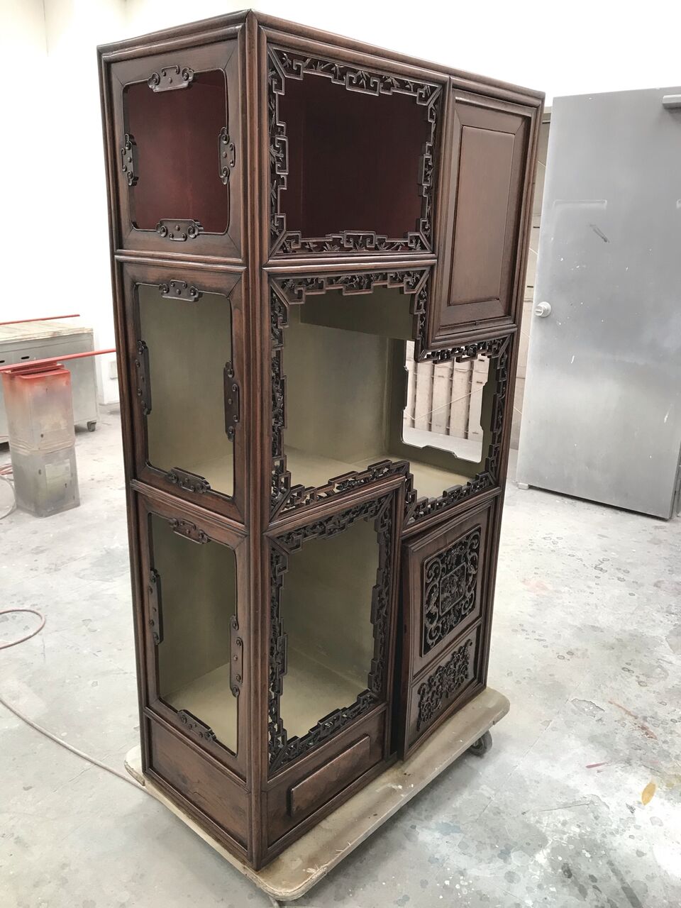 中国アンティーク家具】飾り棚の塗り直し : ニシザキ工芸(株)塗装部