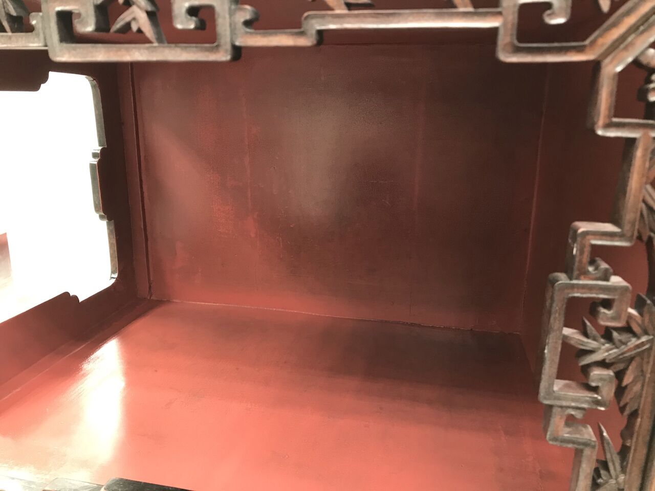 中国アンティーク家具】飾り棚の塗り直し : ニシザキ工芸(株)塗装部