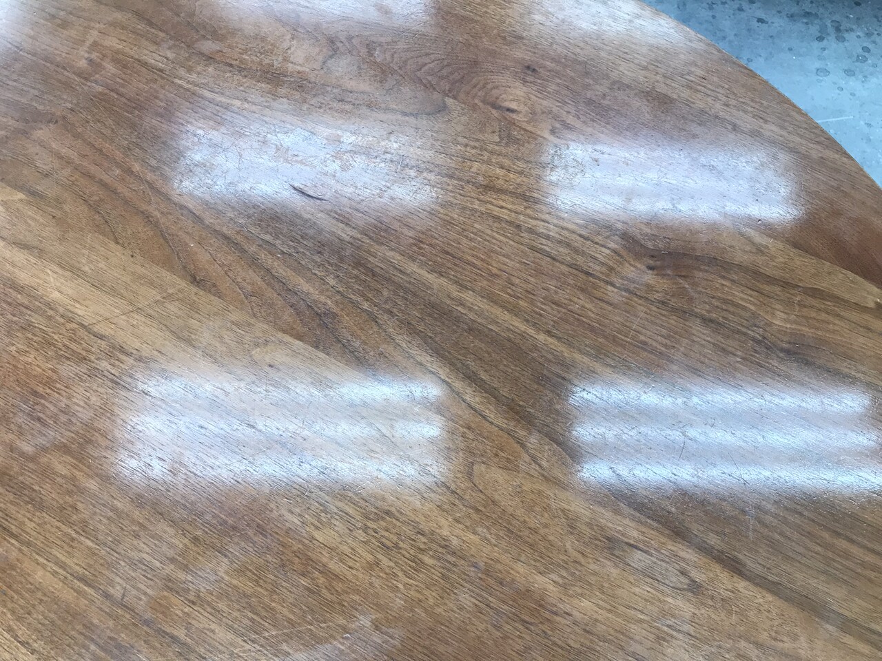 塗装メンテナンスでここまで美しく！テーブル天板の事例集 : ニシザキ