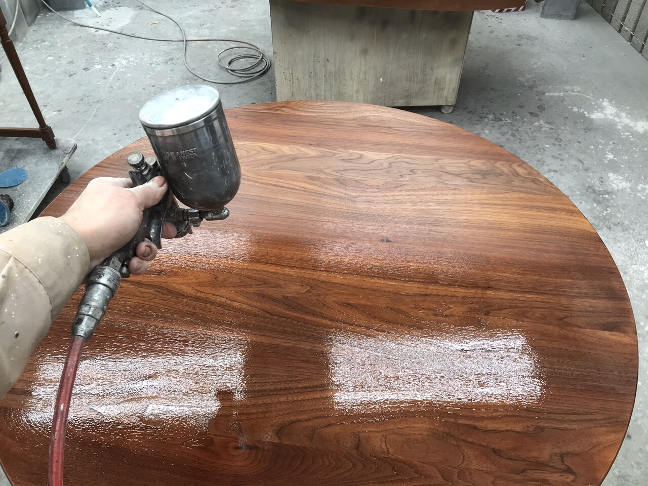 塗装メンテナンスでここまで美しく！テーブル天板の事例集 : ニシザキ