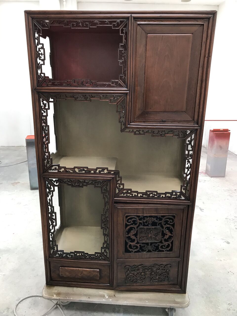 中国アンティーク家具】飾り棚の塗り直し : ニシザキ工芸(株)塗装部