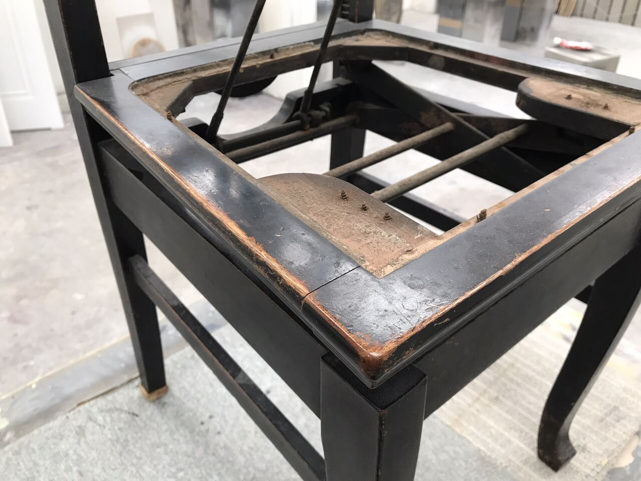 思い出のピアノ椅子の塗り直し Part3 : ニシザキ工芸(株)塗装部 工房日誌 2