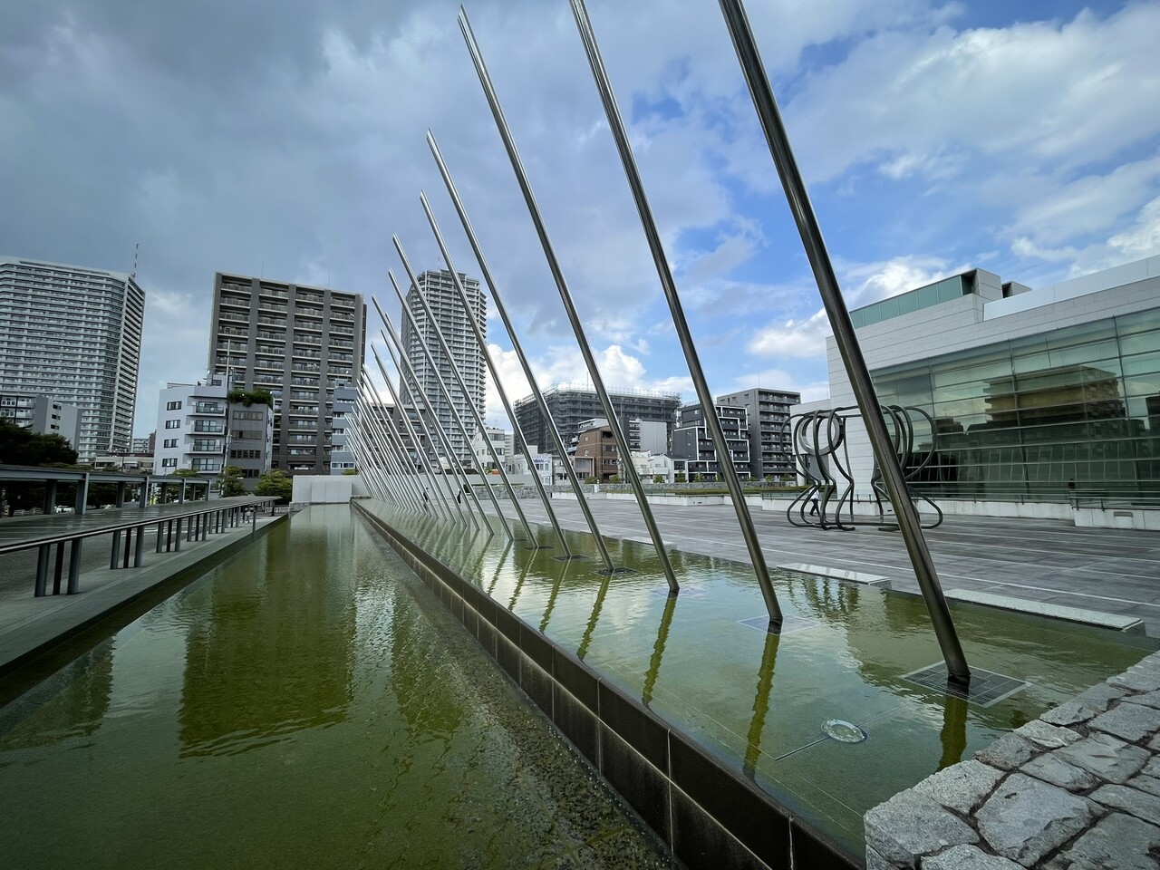 日本現代芸術の集大成、アーティスト達が描く戦後の軌跡