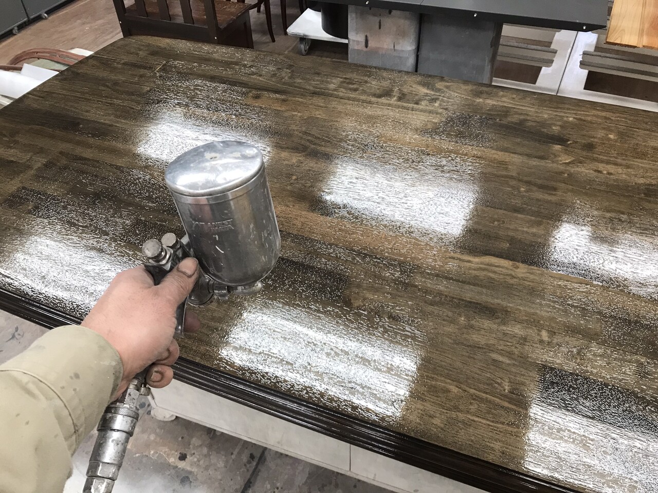 塗装メンテナンスでここまで美しく！テーブル天板の事例集 : ニシザキ