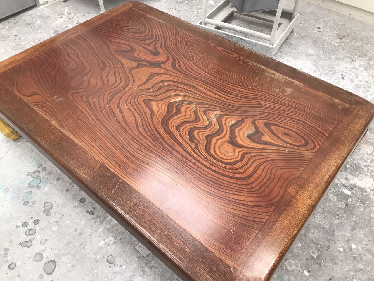 ほっこり空間作り、欅座卓の塗り直しで心地よさアップ