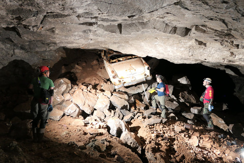 【忘れ物？】地下洞窟で1950年代に製造されたクルマが見つかる　約100年前に廃止された鉱山