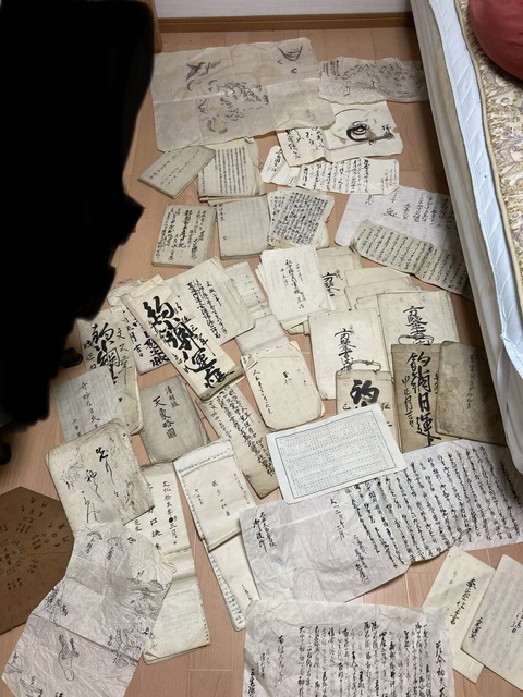 【古文書】大掃除してたら古文書でてきてワロタwwww
