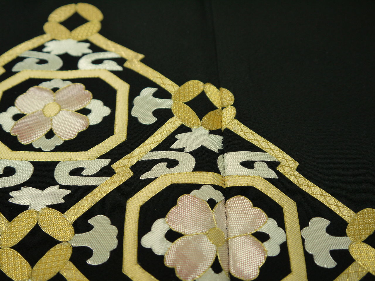 着物 刺繍 佐賀錦 黒留袖 野村静枝作 ほころび直し クリーニング