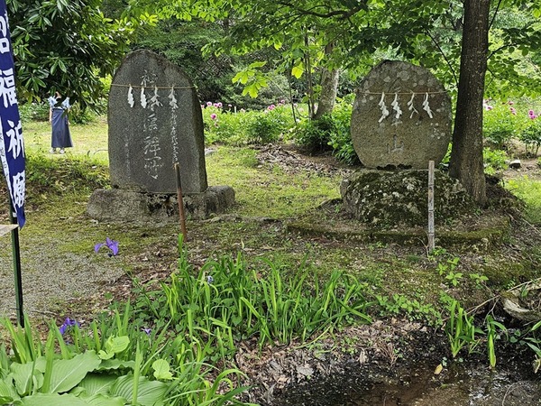 石碑が2つ。