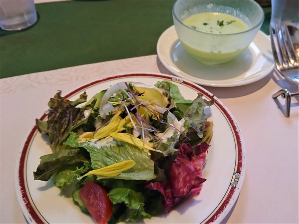 サラダとスープ。